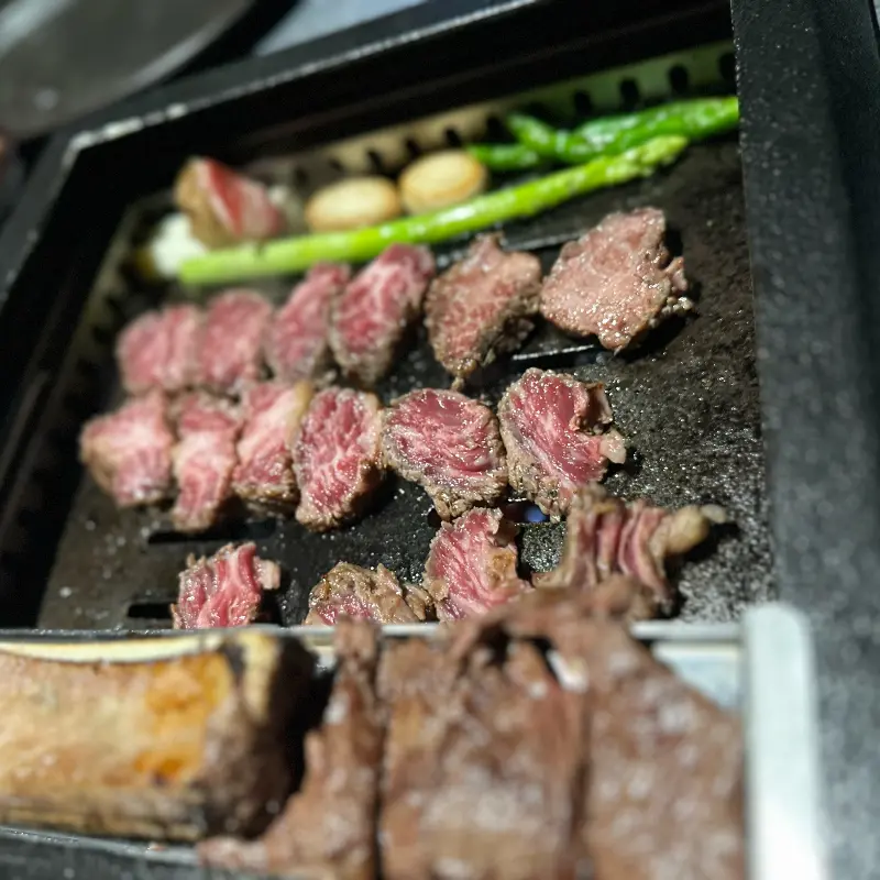 숯불 위에서 익어가는 우대갈비