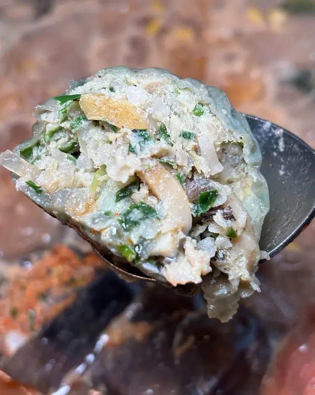 만두 속 내용물이 푸짐한 모습