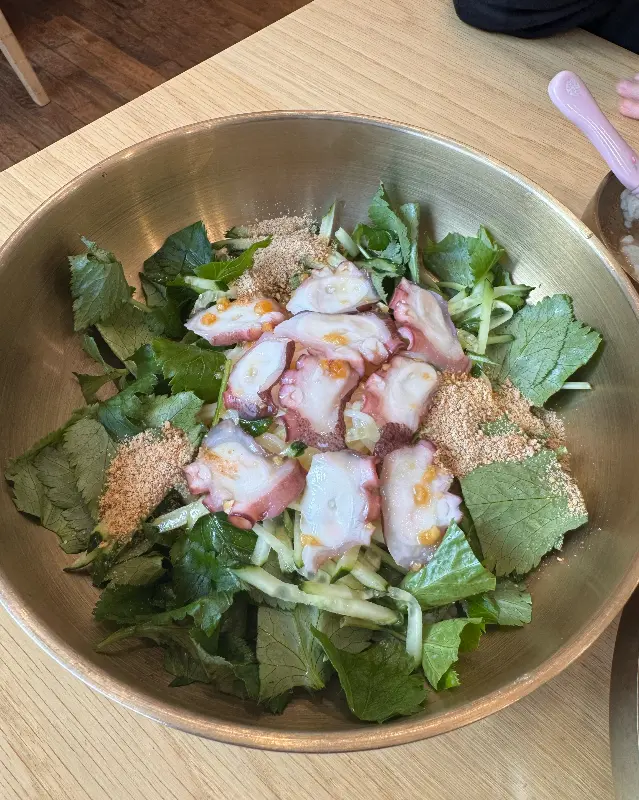 돌문어와 야채가 조화롭게 어우러진 돌문어들기름국수