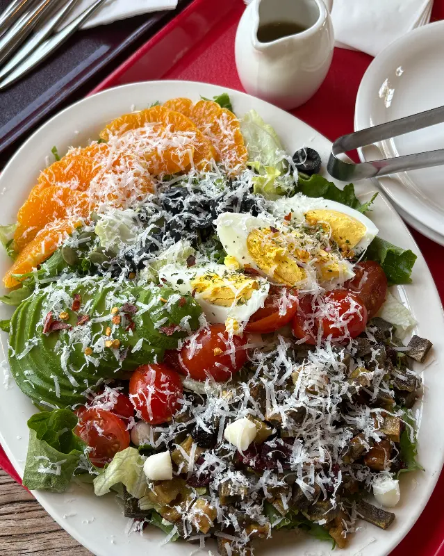 신선한 채소가 가득한 샐러드