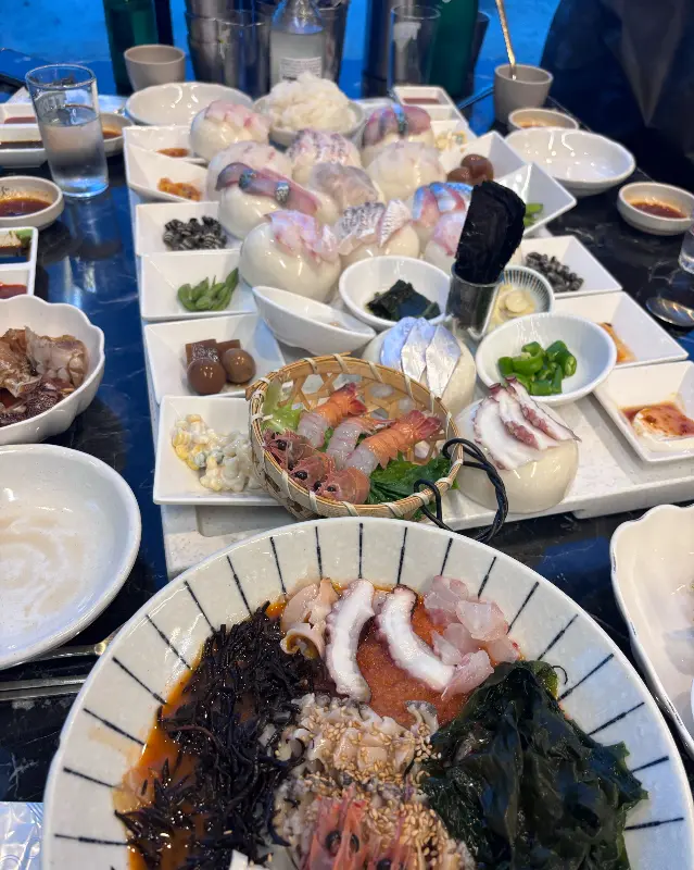 고등어회와 딱새우회, 그리고 다양한 해산물 요리