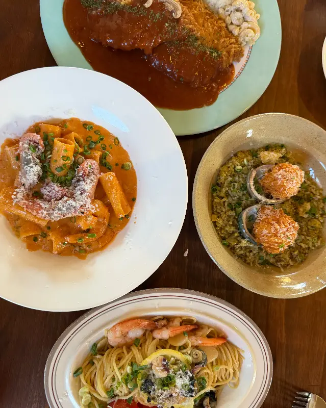 다양한 메뉴를 한눈에 담은 사진