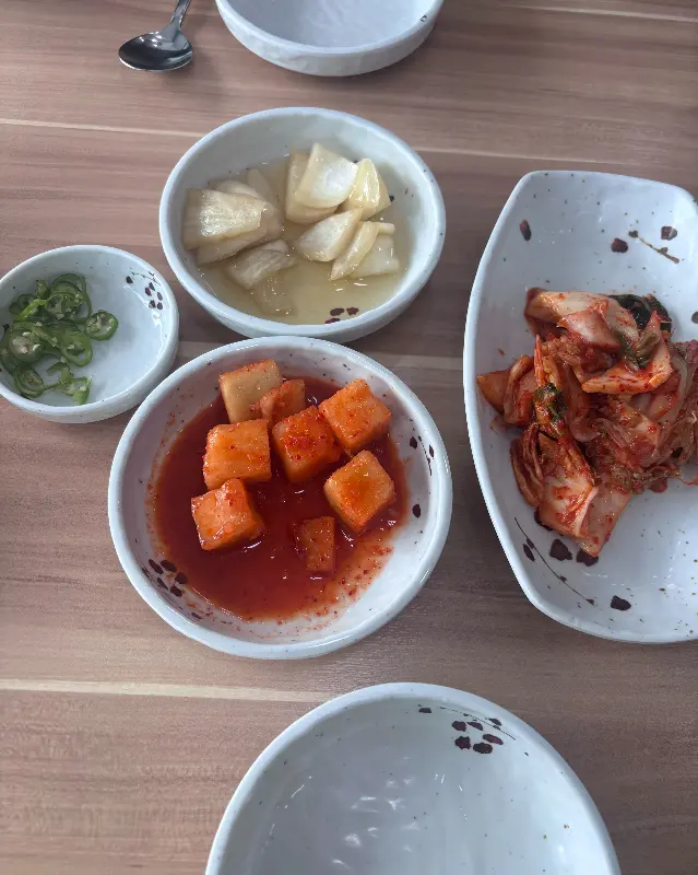 정갈하게 담겨 나온 밑반찬들