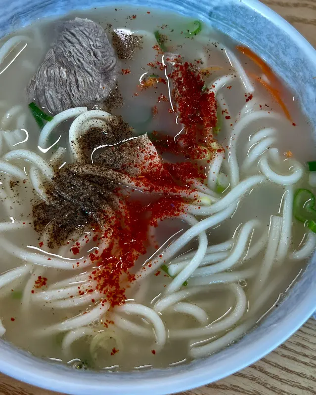 고춧가루를 뿌린 고기국수