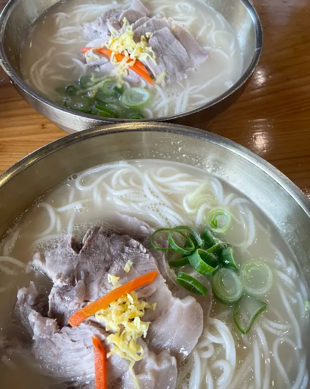 뽀얀 국물의 고기국수