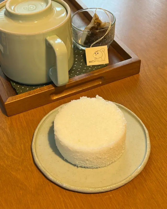 백설기와 차 세트