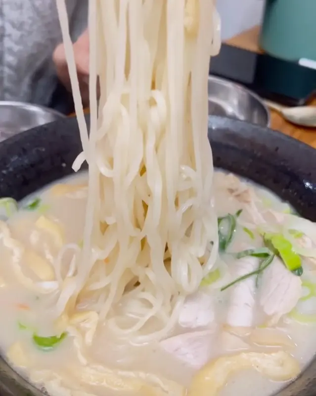 고기국수 면발을 들어올린 모습