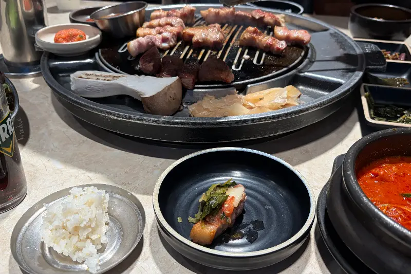 다채로운 곁들임과 함께 즐기는 숙성 흑돼지