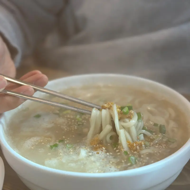 젓가락으로 면을 들어올린 모습