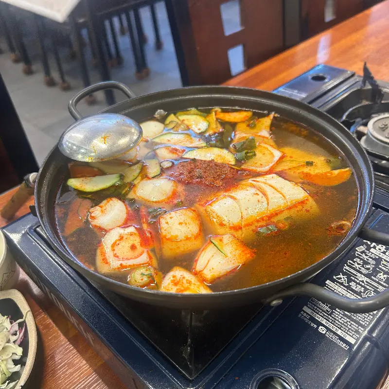 뚝배기에 담겨 보글보글 끓고 있는 순두부찌개