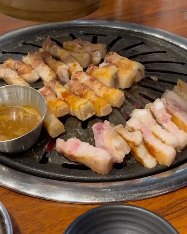 노릇노릇하게 구워진 흑돼지 껍데기