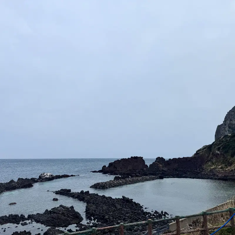 성산일출봉과 바다가 보이는 식당 앞 풍경