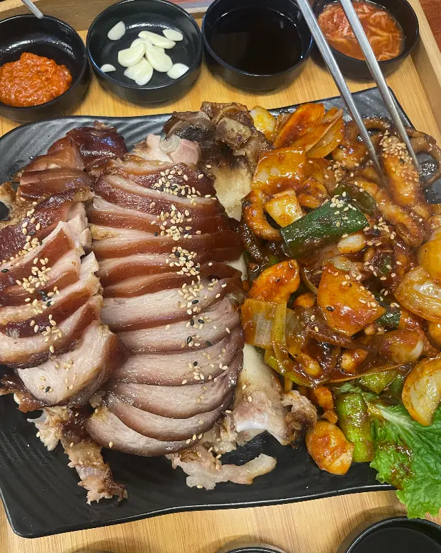 윤기가 흐르는 족발과 쭈꾸미 볶음