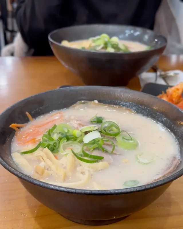 테이블 위에 놓인 고기국수