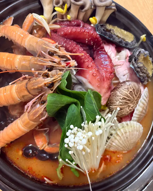 해산물이 가득 담긴 전골