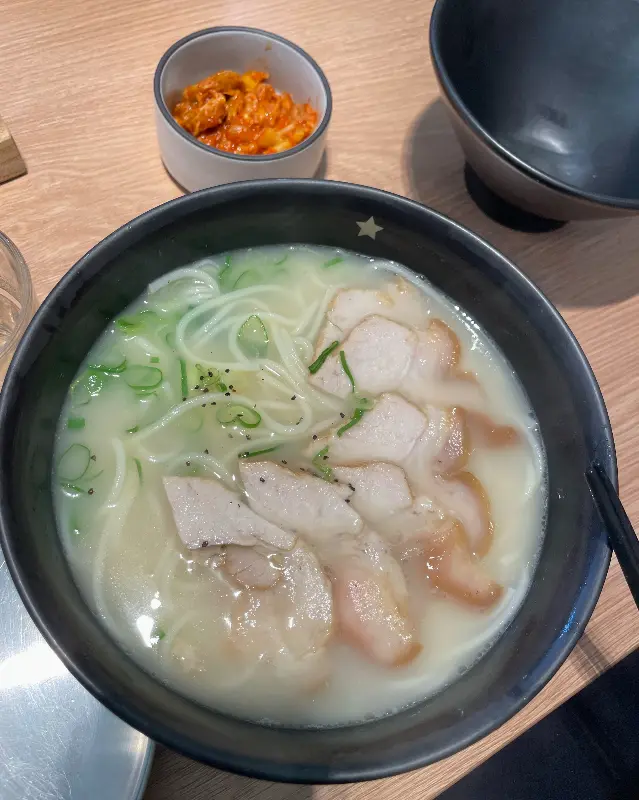 접짝뼈국에 푸짐하게 들어간 고기의 모습