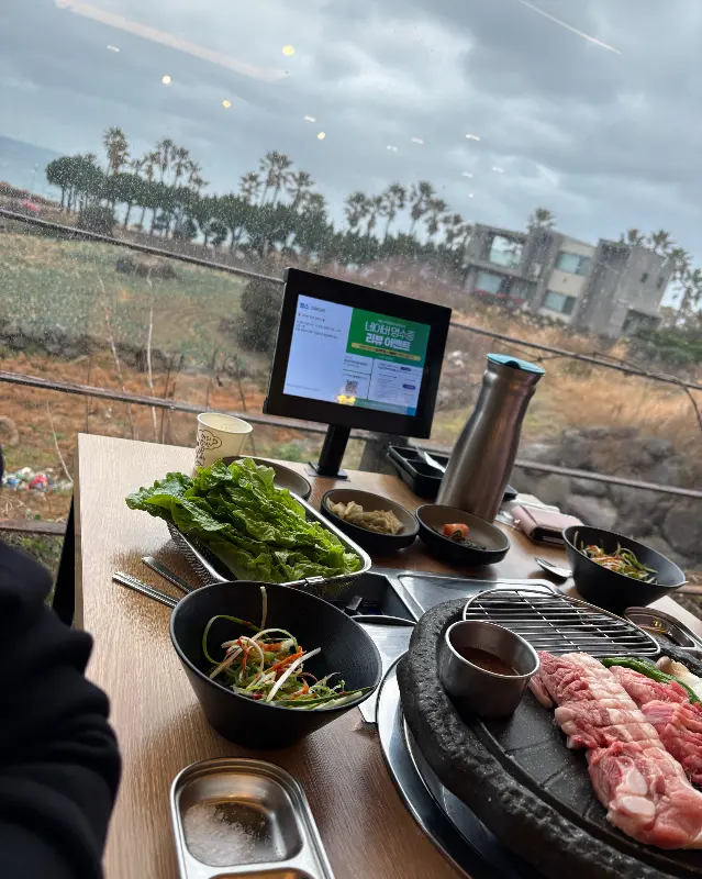 창밖으로 보이는 탁 트인 바다 풍경