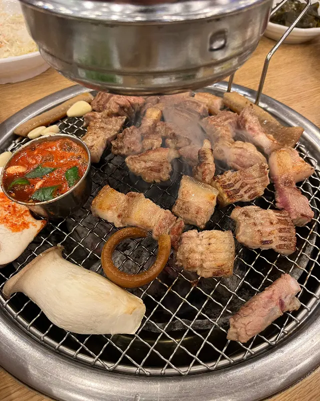 숯불 위에서 맛있게 익어가는 흑돼지