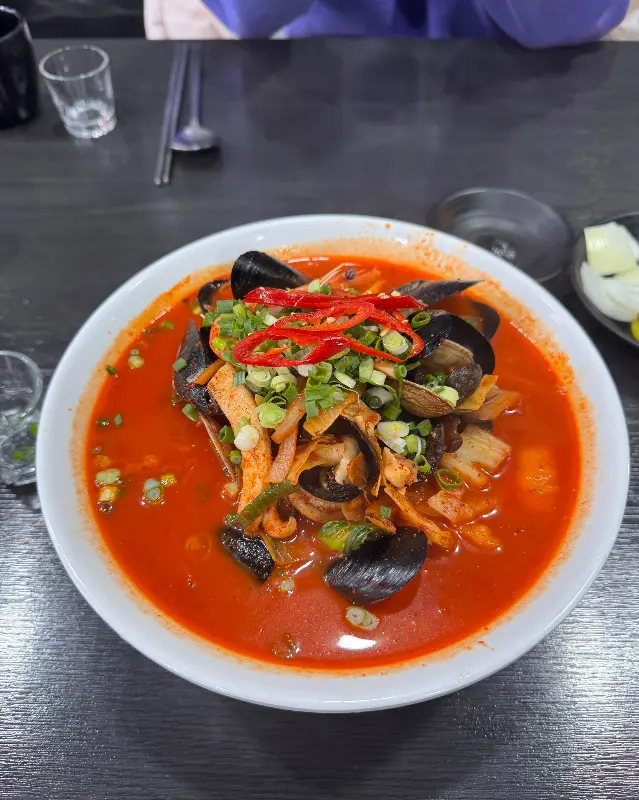 푸짐한 해산물이 인상적인 짬뽕