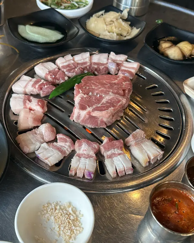 연탄불 위에서 익어가는 흑돼지