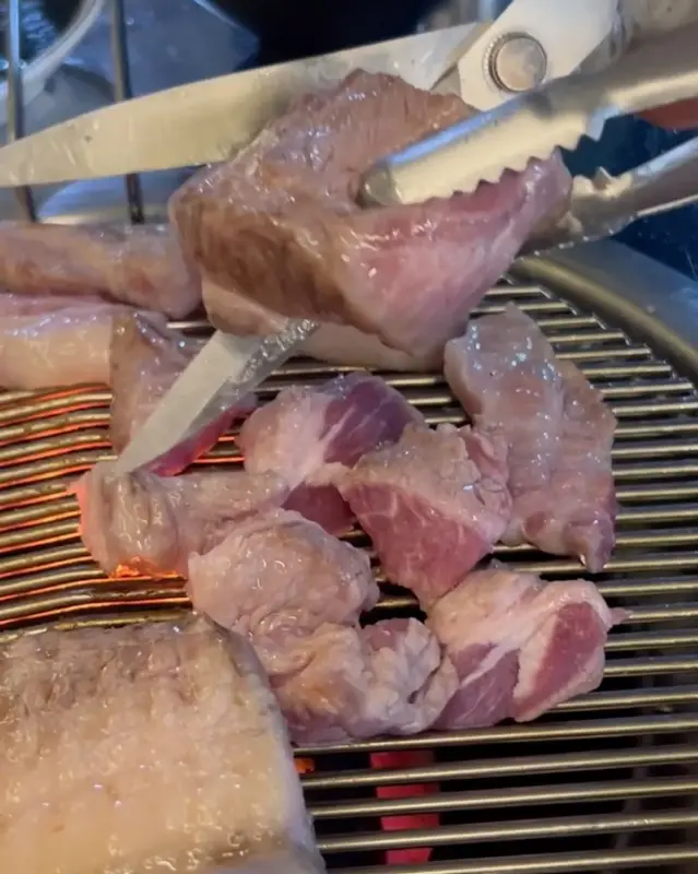 육계절 본점 외부 감나무