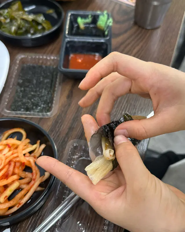 한상 가득 차려진 회와 해산물