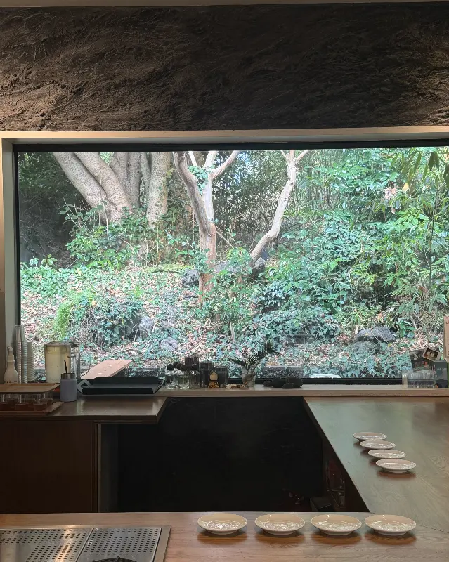 통창으로 보이는 푸르른 자연