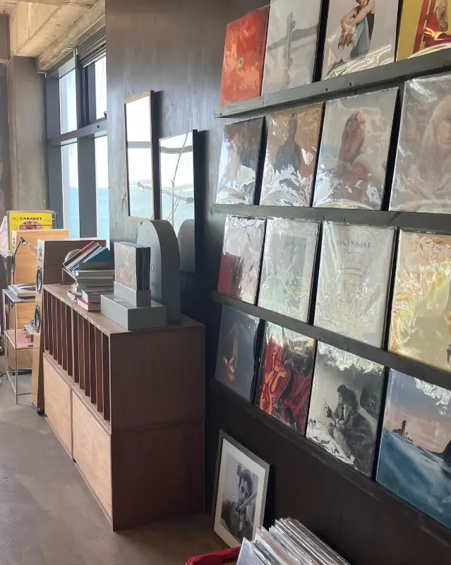 카페 내부의 LP 진열대