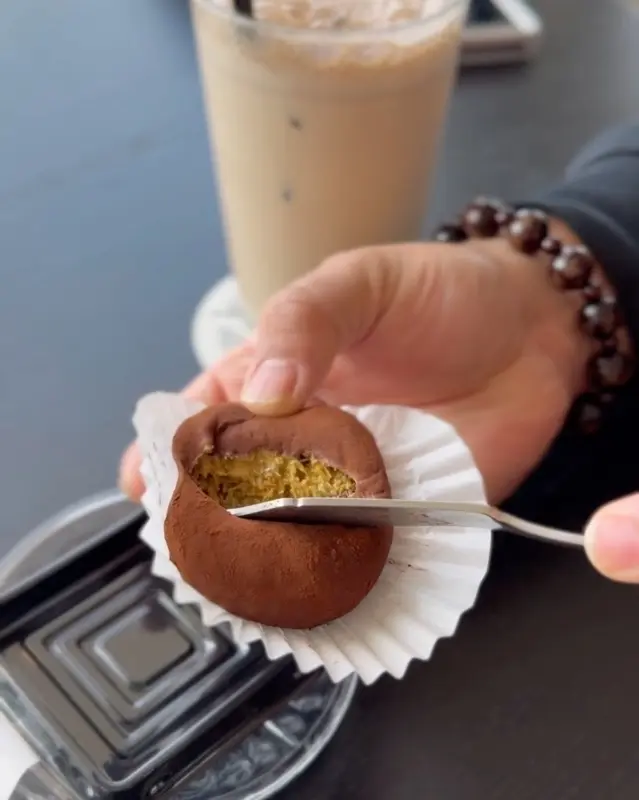 니모메 빈티지라운지의 가나슈 몽쉘 디저트