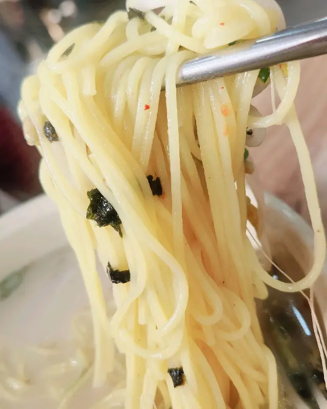 젓가락으로 면을 들어올린 모습