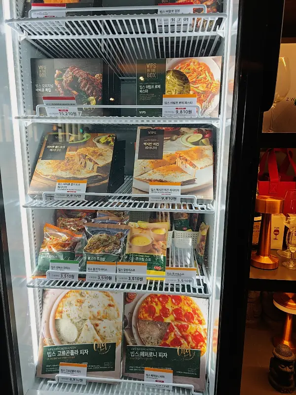 다양한 냉동식품 판매 코너