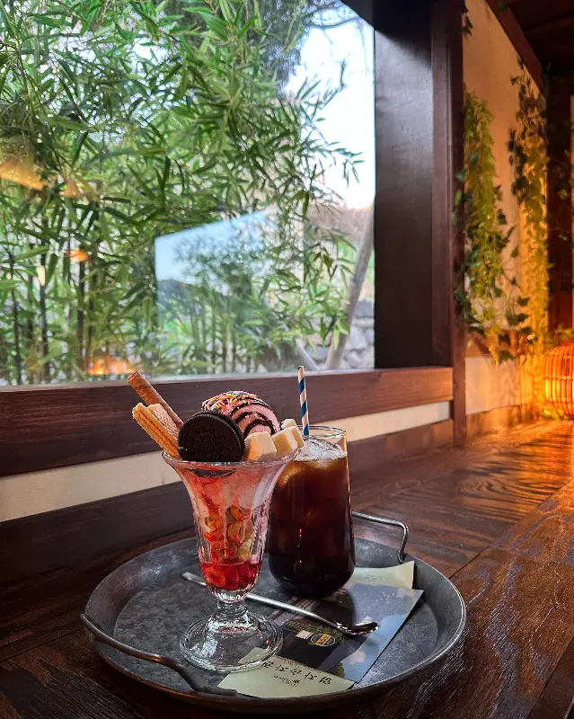 창밖 대나무 숲이 보이는 좌석