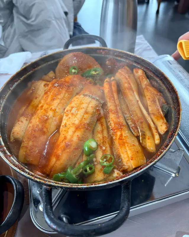 매콤한 양념에 푹 졸여진 순살 갈치조림