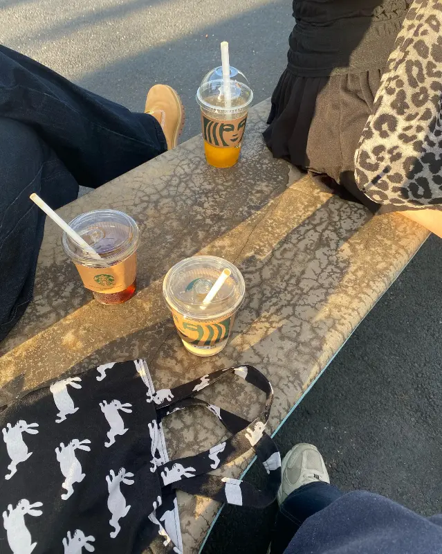 음료를 마시며 휴식을 취하는 사람들