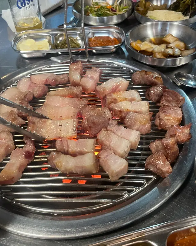 연탄불 위에서 익어가는 흑돼지