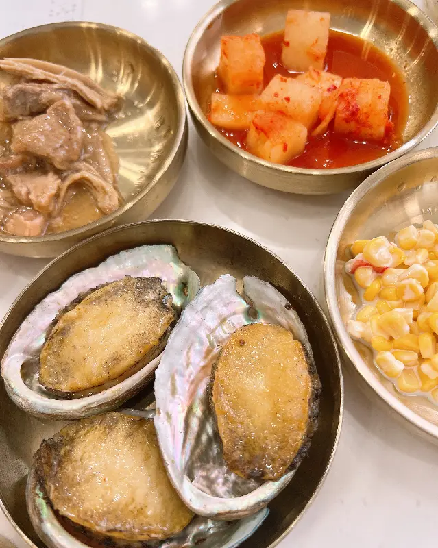전복, 옥수수콘, 무생채 등 다양한 밑반찬