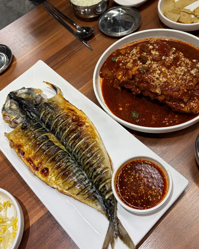 고등어구이와 섞어조림 한 상 차림