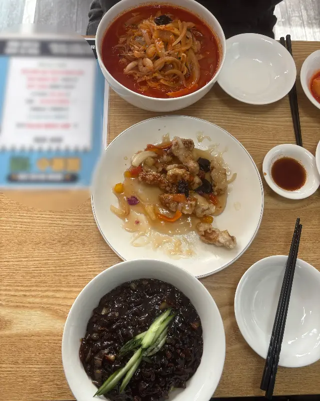 테이블 위에 놓인 짬뽕, 짜장면, 탕수육