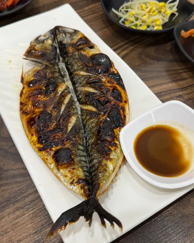 윤기가 흐르는 고등어 구이