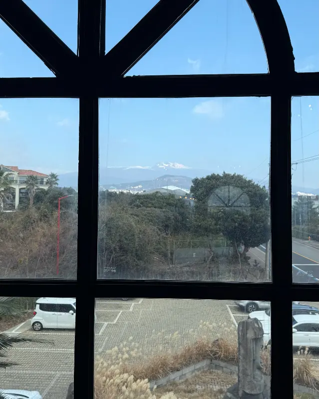 창문 너머로 보이는 한라산