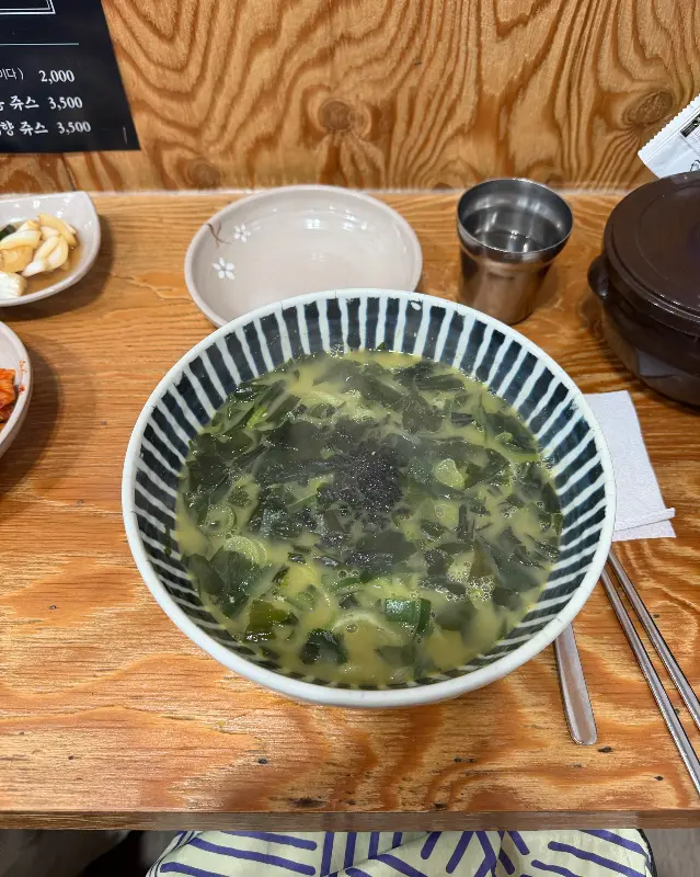 정갈하게 담겨 나온 보말국 한 그릇