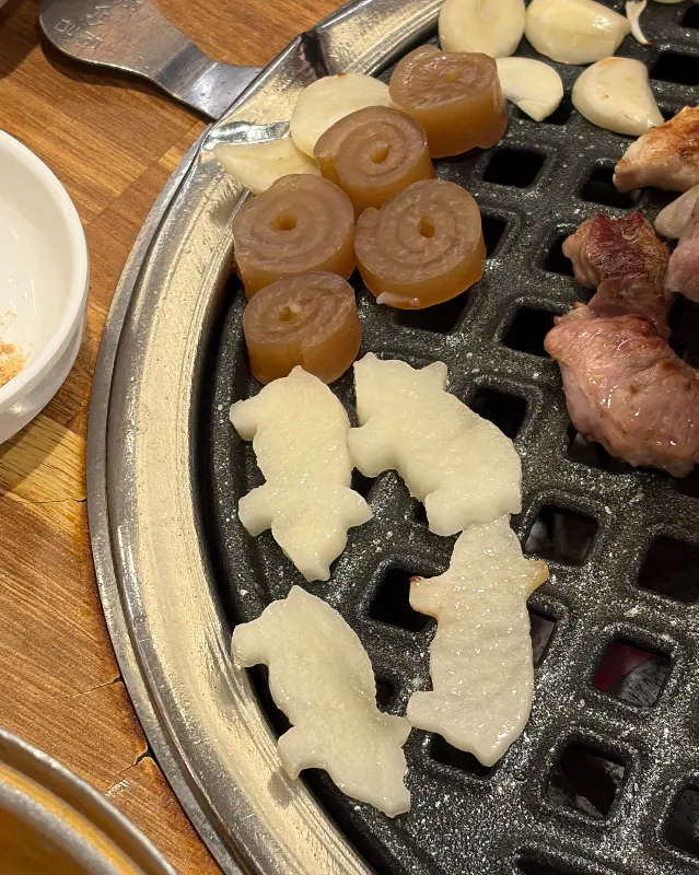 다채로운 밑반찬과 함께 즐기는 뽈살 한 상