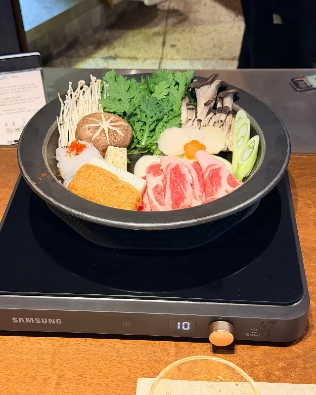 스키야키 냄비에 담긴 신선한 재료들