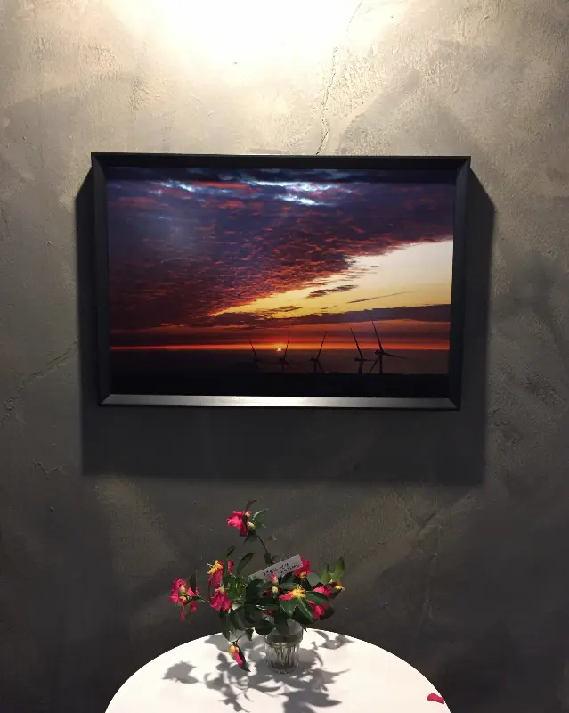 테이블 위에 놓인 음료와 디저트: 꽃과 함께 예쁘게 플레이팅되어 있다.