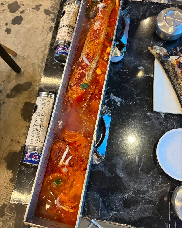 길쭉한 냄비에 담겨 나오는 통갈치조림