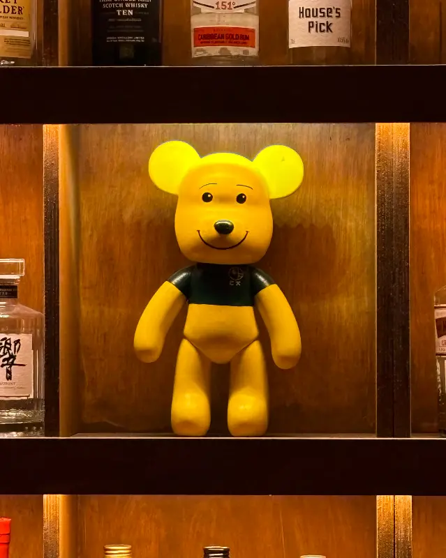 진열장 안에 놓인 귀여운 인형