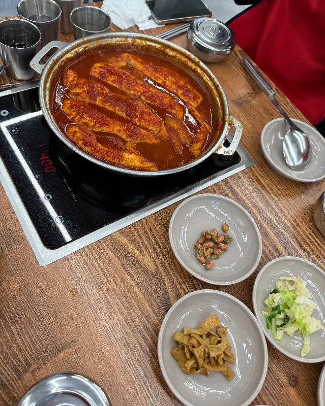 갈치조림과 함께 나오는 맛깔난 밑반찬들