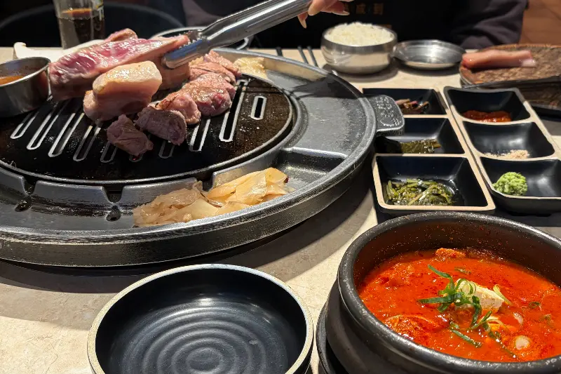 숙성도 본점의 푸짐한 한 상 차림