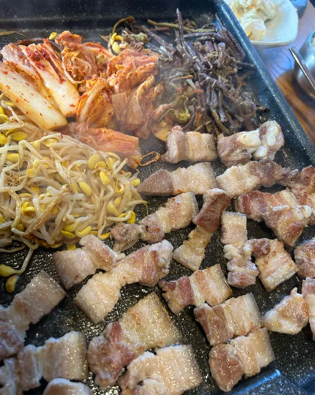 흑돼지 오겹살과 곁들여 먹는 다양한 반찬들