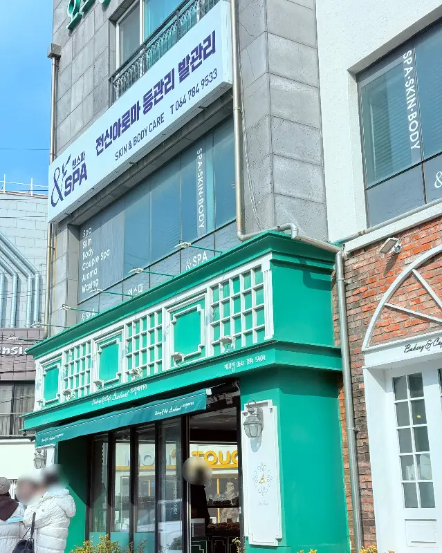 오드랑베이커리가 위치한 건물의 외관